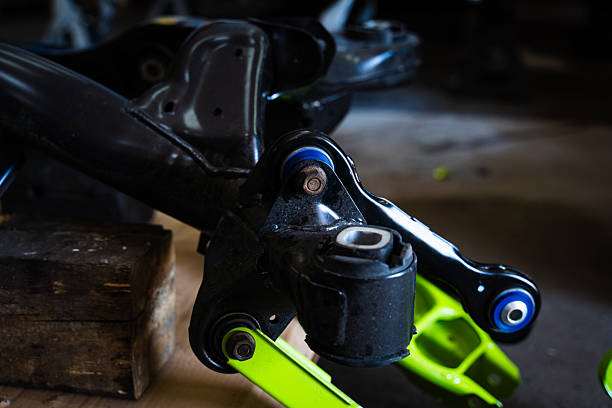 Mikro-arrailetatik porrotetara: Esekidura-karga errepikatuak nola suntsitzen dituzten gomazko kautxuak