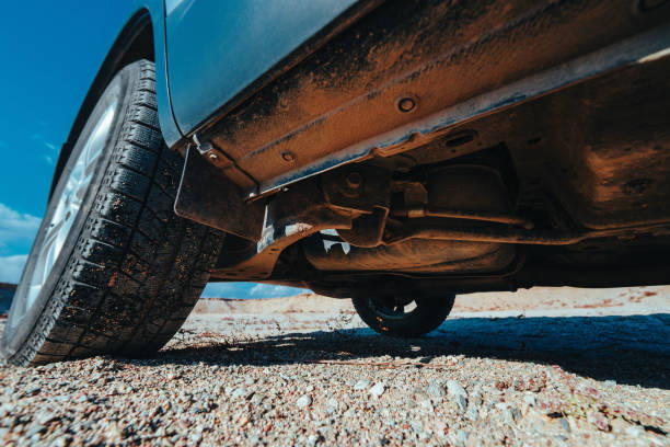 Nola aztertzen dituzte ingeniariek automobilen esekidura-sistemetako gomazko buxinen neke-ezaugarriak?